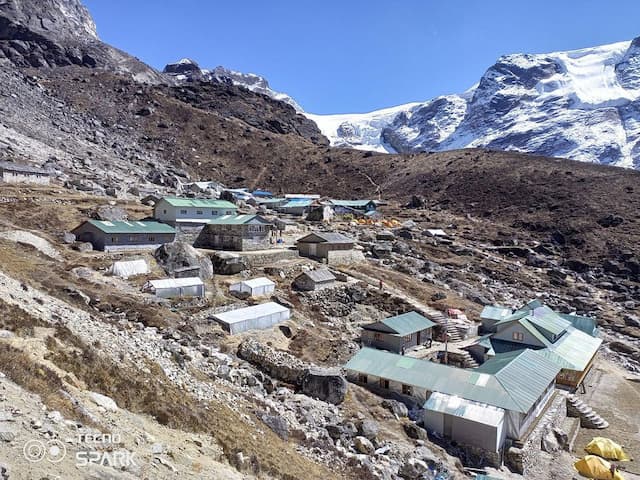 Day 2 - Trek to Khare – 5,000 m (16,400 ft)